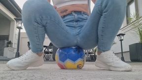 JEANS BOOTY VS SOCCER BALL – I Bounce With My Ass Until It EXPLODES!