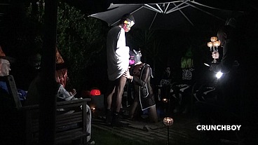 baisze par un mec cagoulé en pleine nuit la nuti d'halloween