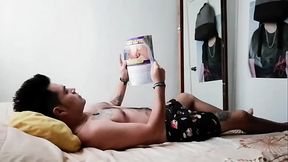 Joven skater disfruta de una espont&aacute_nea eyaculaci&oacute_n al ver una revista gay 2