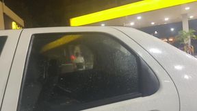 marido sai com esposa pelas ruas de sao paulo a procura de um comedor para saciar sua lascivia