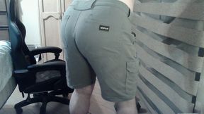 hot muscular camboy goes commando to do squats