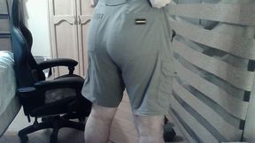 hot muscular camboy goes commando to do squats
