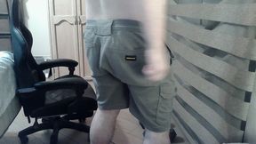 hot muscular camboy goes commando to do squats