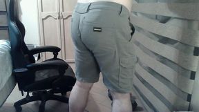 hot muscular camboy goes commando to do squats