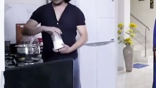 Animesh Ne Padosan Sandhya bhabhi ko choda ghar mein