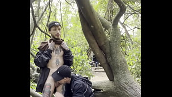 FUDENDO NO MATO NA FRENTE DE VARIOS CARAS