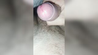 Eu me masturbando gostoso com o pau bem melado