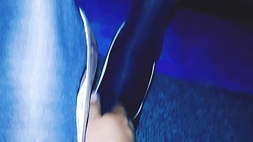 Después de llegar de la oficina mi esposo me quita las zapatillas de puta me besa y da un masaje en mis pies, me exista tanto que terminó por sacarle la verga y frotar mis pies eyacula