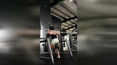 Leg Press Fail: 18yo Creamy Gape Embarrassed IG Live