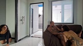 Fui surpreendida vendo meu amigo comer a rabuda gostosa deixando ela com as pernas bambas de tanto fuder seu cu