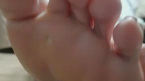 After my slave sniffed the stinky smell away from my sweaty feet he has to massage my beautiful feet Nachdem mein Sklave den verschwitzten Geruch meiner Füße weggeschnüffelt hat, musste er meine schönen Füße massieren