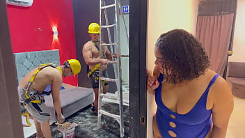 Obreros seducen mujer cachonda en ausencia de su marido