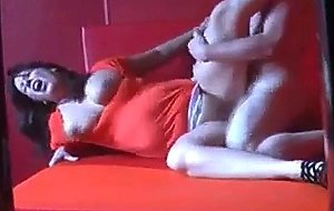 Geile Milf laesst sich von Jungschwanz in den Arsch ficken