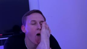 hungry foot fetishist eating my smelly feet & lick them clean [4k]