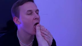 hungry foot fetishist eating my smelly feet & lick them clean [4k]