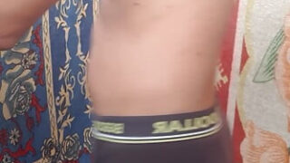 Zayıf, genç Hintli amatör kız, kıllı bir şekilde oral seks ve parmakla uyarılma yaptıktan sonra tek başına anal seks yapıyor.