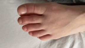 JERK OFF ON LONG NATURAL TOES - HD