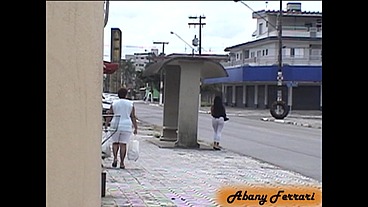 Exibicionismo na Rua de Calça Legging Transparente, mostrando a calcinha socada na Bunda