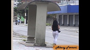 Exibicionismo na Rua de Calça Legging Transparente, mostrando a calcinha socada na Bunda