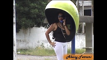 Exibicionismo na Rua de Calça Legging Transparente, mostrando a calcinha socada na Bunda