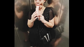 je me gode dans l ascenseur