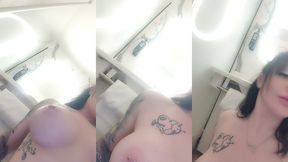 video totalement nue dans la salle de bain de l hotel 🫦