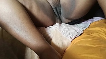 Madrasta bbw exibe sua buceta para o entiado enquanto o marido está no banho