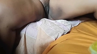 Madrasta bbw exibe sua buceta para o entiado enquanto o marido está no banho