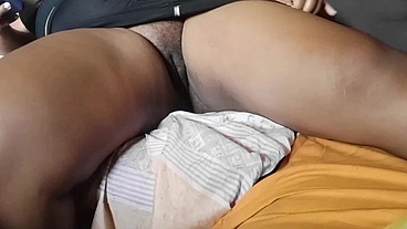 Madrasta bbw exibe sua buceta para o entiado enquanto o marido está no banho
