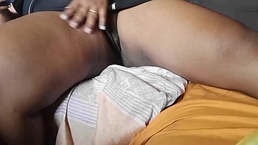 Madrasta bbw exibe sua buceta para o entiado enquanto o marido está no banho