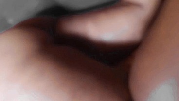 Madrasta bbw exibe sua buceta para o entiado enquanto o marido está no banho