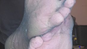 Worship my feet while I browse the web - 4k MP4