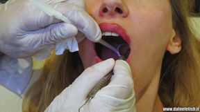 Blonde Sugar: la pulizia dei denti - Blomde Sugar: teeth cleaning (TEETH FETISH; MEDICAL FETISH)