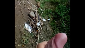 Sacando mi pene en el r&iacute_o.