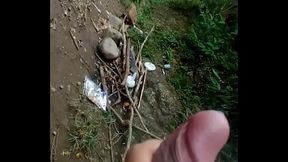 Sacando mi pene en el r&iacute_o.