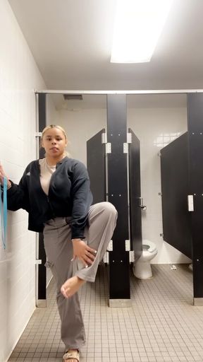 Dirty feet enthusiast sucks toes