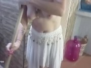 Chica árabe de limpieza no habla mi idioma y se emociona cuando le muestro mi gran polla dura