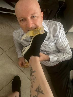 Degradazione sul mio schiavo e mi diverto . Degradation of my slave, and I enjoy it.