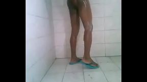 Nego top passivo tomando banho