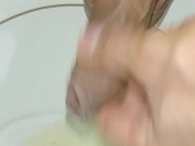 hombre joven desesperado pissing, erección matutina, primer plano