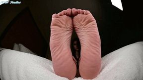 Lex lotions up her big soles!! - MP4