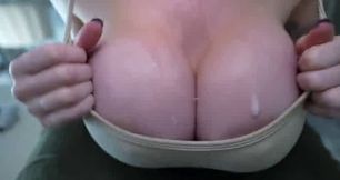 sa queue jute entre mes gros seins