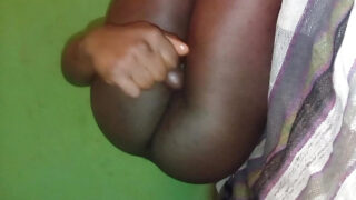 Svart pappa och styvbror med stor kuk dubbel penetrera och näve gapande rumpor i hardcore familjebondage