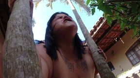 menage no jardim com a bbw e mijando na cara dela