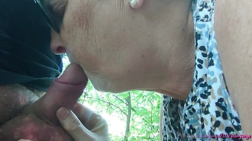 Omas Anblasen im Wald
