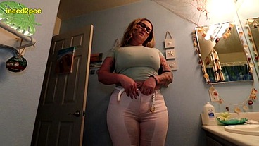 Red August gets stuck and pissing her pants