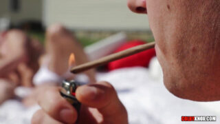 Nuoret teinit Colby Chambers, Mickey Knox ja Robin Moore höyryävän ulkona kolmen kimppaa suihinottojen ja perseen hakkaamisen parissa.