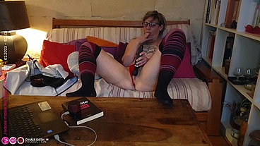 J'adore me branler devant un porno. Ca me rend encore plus chienne