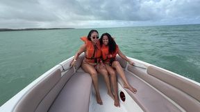 fodendo duas rabudas gostosas na lancha no meio do mar de maragogi