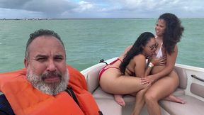 fodendo duas rabudas gostosas na lancha no meio do mar de maragogi